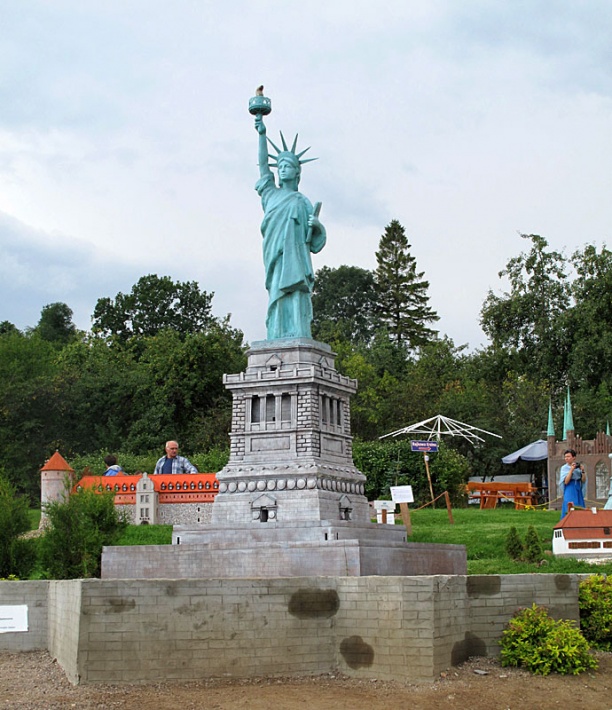 Strysza Buda - miniatura Statui Wolności w Nowym Yorku