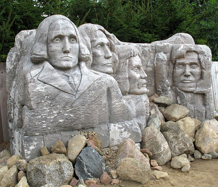 Strysza Buda - miniatura skały Mount Rushmore z wykutymi twarzami czterech prezydentów USA