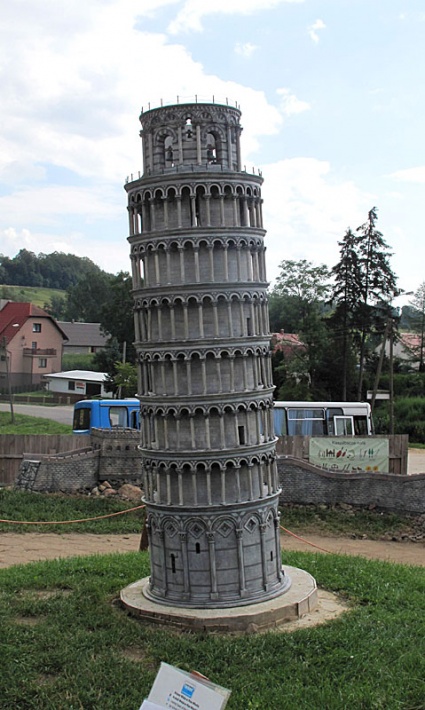 Strysza Buda - miniatura krzywej wieży w Pizie