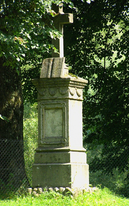 jeden z zachowanych nagrobków na cmentarzu przycerkiewnym w Chmielu