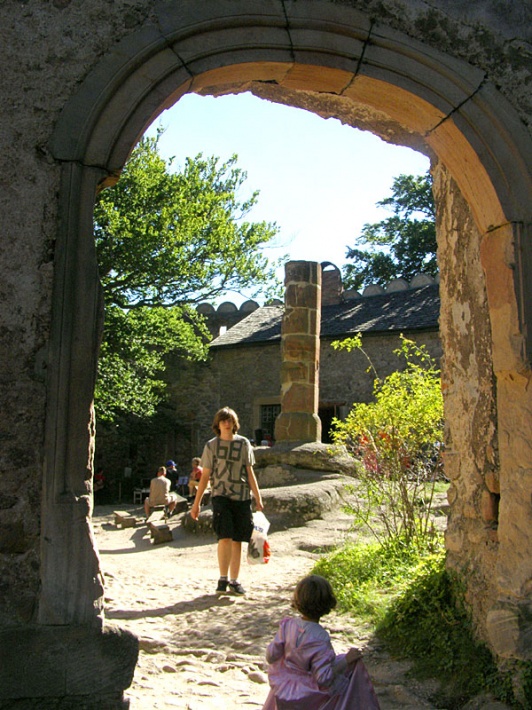 ruiny zamku Chojnik - dziedziniec zamku średniego widziany z sali sądów