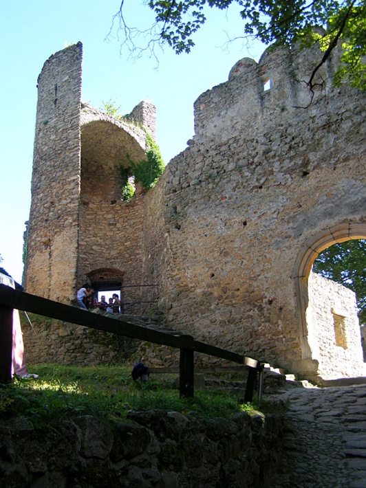 ruiny zamku Chojnik - baszta łupinowa z lochem głodowym