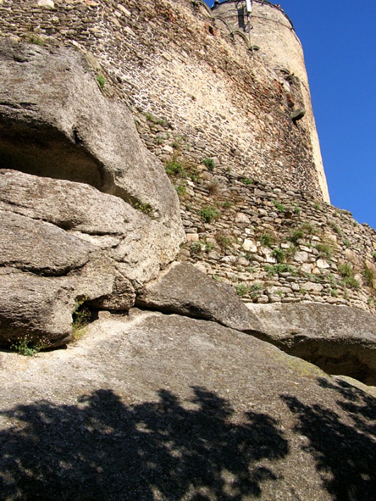 zamek Chojnik stoi na takich skałach