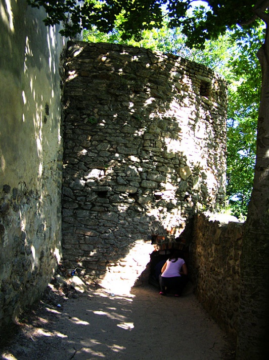 ruiny zamku Chojnik - międzymurze, wieża, w której mieściły się kazamaty