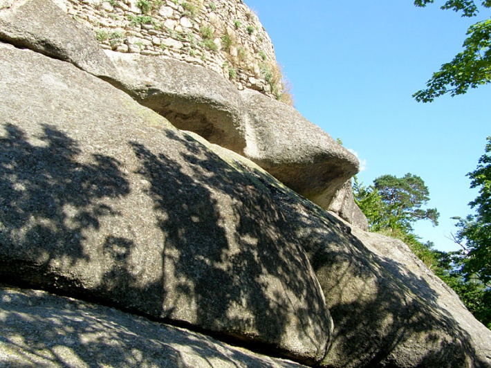 zamek Chojnik stoi na takich skałach
