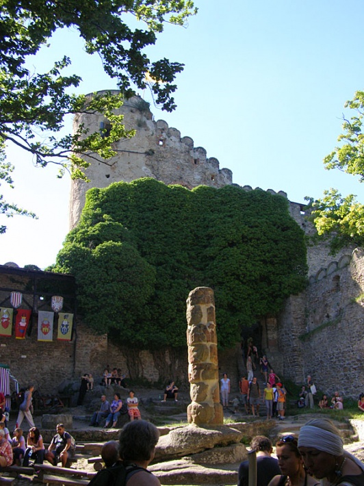 ruiny zamku Chojnik- dziedziniec zamku średniego z pręgierzem na środku