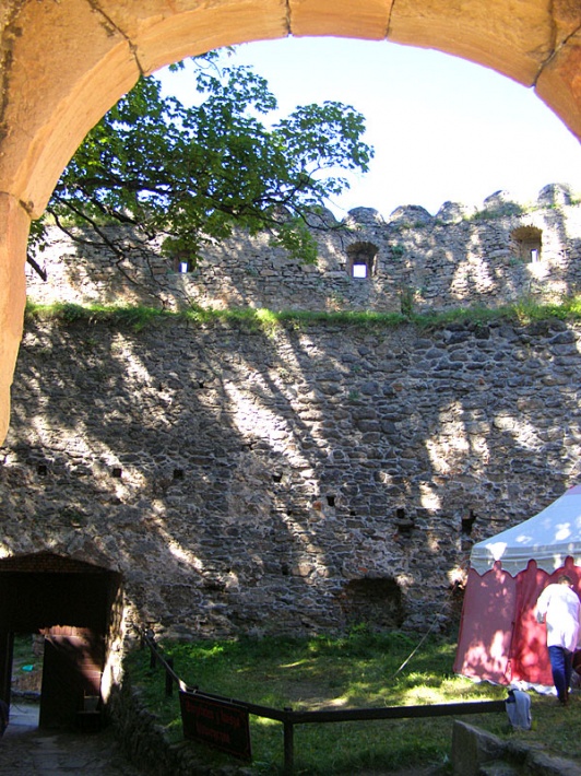 ruiny zamku Chojnik - dziedziniec zamku średniego