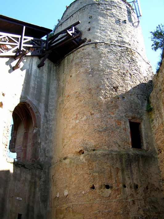 ruiny zamku Chojnik - wieża zamku górnego i ganek strażniczy prowadzący do wejścia na wysokości 13 m