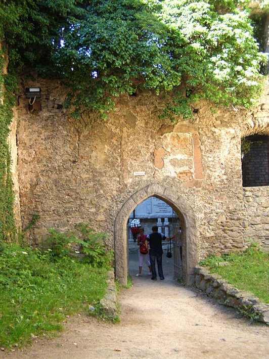ruiny zamku Chojnik - dziedziniec zamku górnego, wejście do domu książęcego