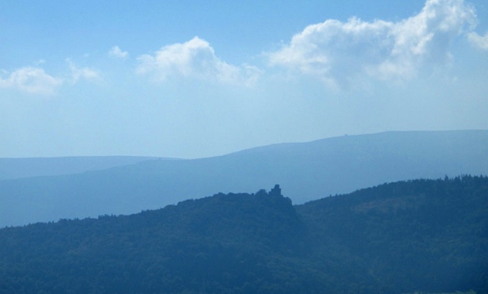 góra Chojnik z konturem zamku widziana z drogi z Jeleniej Góry do Szklarskiej Poręby