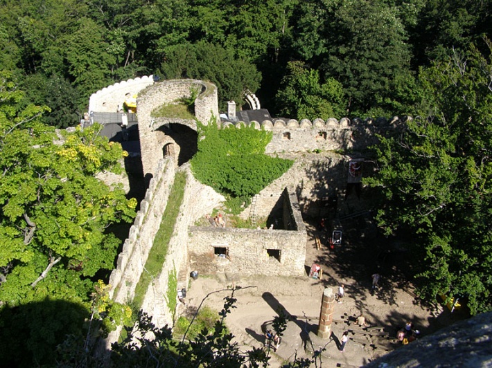 ruiny zamku Chojnik - dziedziniec zamku średniego widziany z wieży zamkowej