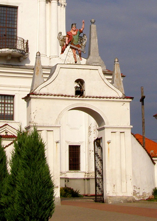 Siemiatycze - kościół Wniebowzięcia NMP, brama zachodnia