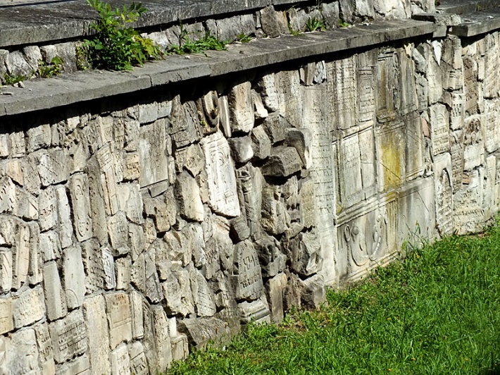 Pińczów - stara synagoga - mur wyłożony macewami