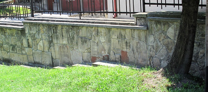 Pińczów - stara synagoga - mur wyłożony macewami