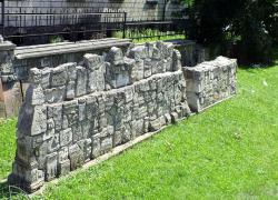 Pińczów - stara synagoga - mur zbudowany z macew