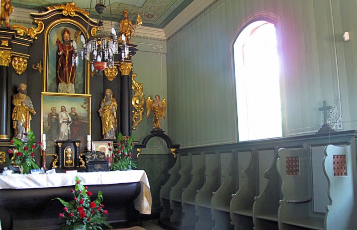 Kalisz - kościół św. Wojciecha, prezbiterium ze stallami wyposażonymi w konfesjonał