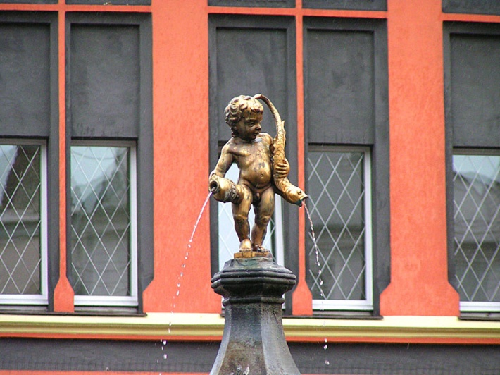 Namysłów - neorenesansowa fontanna, figurka putto