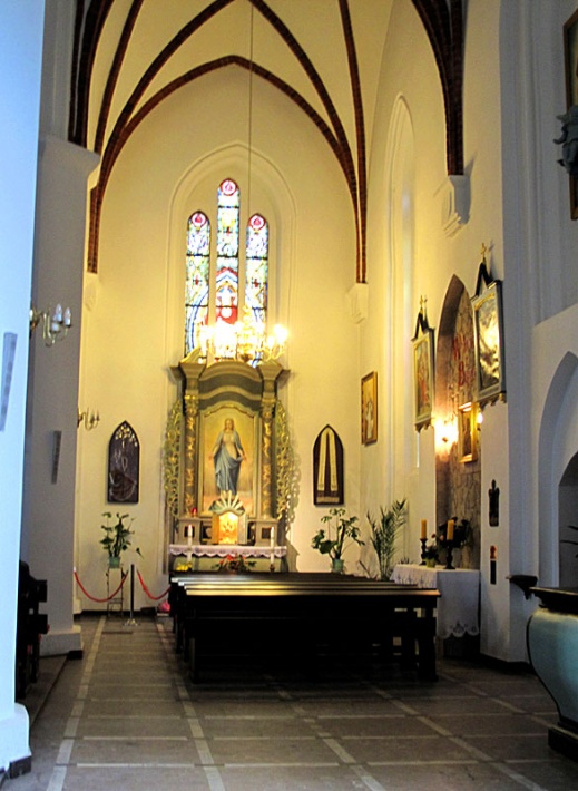 Sanktuarium św. Jakuba w Lęborku - nawa południowa z ołtarzem Matki Bożej Niepokalanej