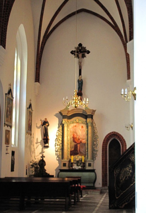 Sanktuarium św. Jakuba w Lęborku - nawa północna z ołtarzem św. Antoniego z Padwy