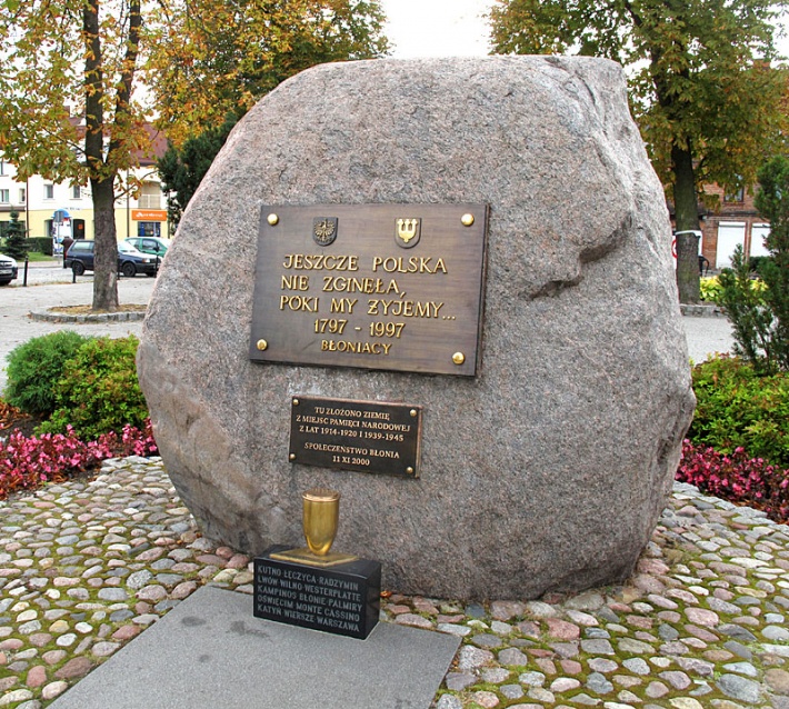 Pomnik Hymnu Polskiego przed ratuszem