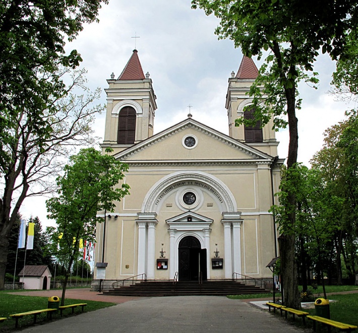kościół Niepokalanego Poczęcia NMP w Józefowie Biłgorajskim - fasada zachodnia