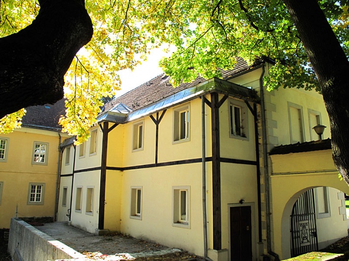 zamek na Skale w Trzebieszowicach - skrzydło zachodnie od strony dolnego zamku