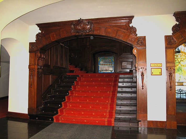 zamek na Skale w Trzebieszowicach - wejście na schody z przykrytego szklanym dachem dziedzińca arkadowego