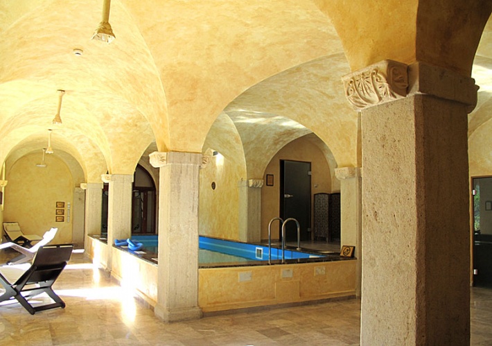 zamek na Skale w Trzebieszowicach - podświetlany basen w hotelowym SPA