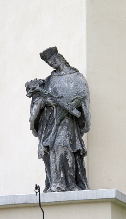 kościół Marii Magdaleny w Nowym Miasteczku - figura św. Jana Nepomucena