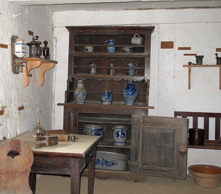 Muzeum Wsi Słowińskiej w Klukach - chata Charlotty Klick, sprzęty, meble i naczynia kuchenne