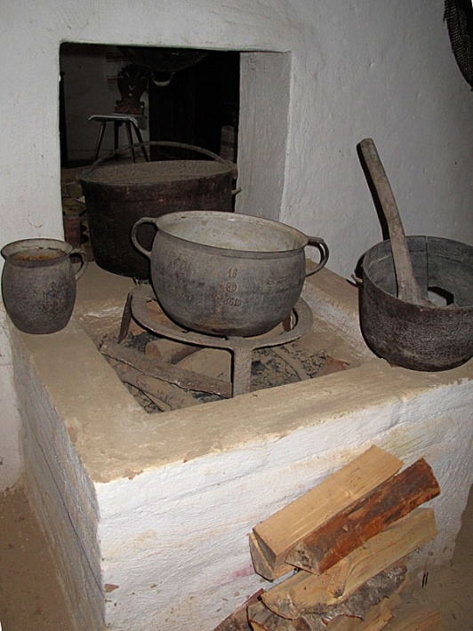 Muzeum Wsi Słowińskiej w Klukach - chata Charlotty Klick, czarna kuchnia, której palenisko umieszczone było w kominie