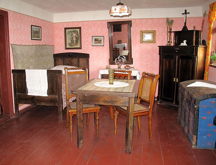 Muzeum Wsi Słowińskiej w Klukach - zagroda Keitschicków, wnętrze chaty mieszkalnej