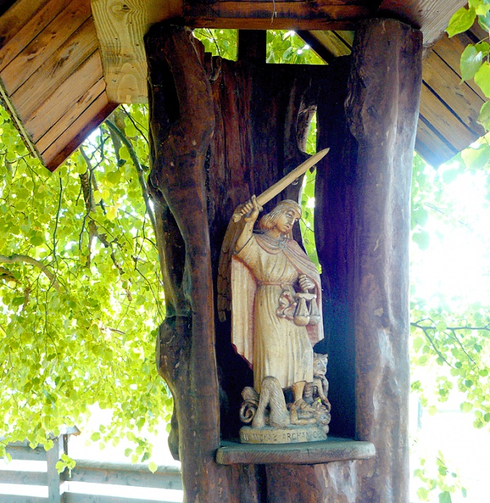 Smolnik - figura św. Michała Archanioła przed cerkwią