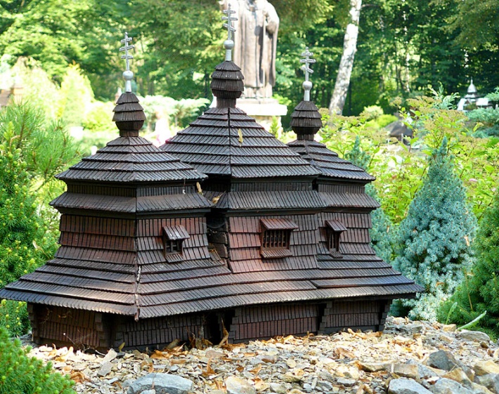 miniatura cerkwi w Smolniku nad Sanem z myczkowieckiego parku miniatur