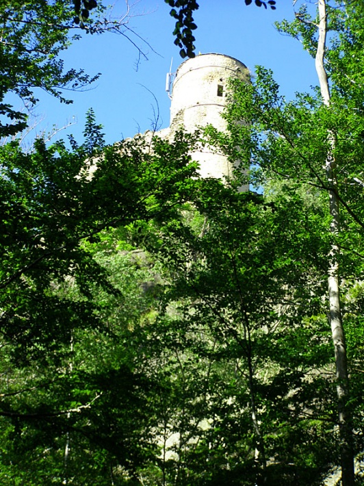 wieża zamku Chojnik od strony południowo-zachodniej