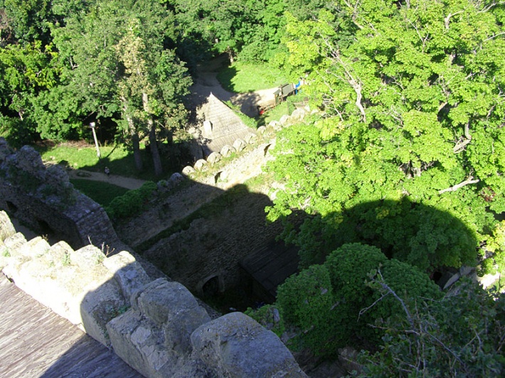 Widok na ruiny zamku średniego i wielką basteję ze schroniskiem turystycznym