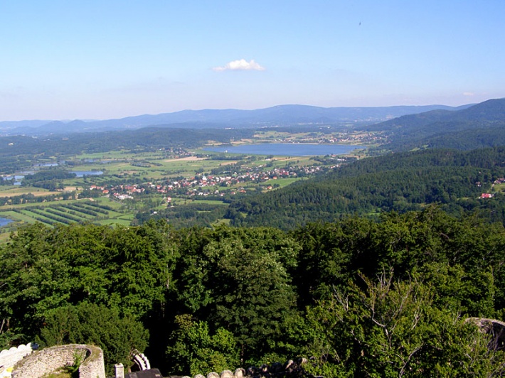 panorama Kotliny Jeleniogórskiej - od lewej Stawy Pogórzyńskie, Pogórzyn, jezioro Sosnówka, miejscowość Sosnówka, z prawej Karkonosze, w tle Rudawy Janowickie