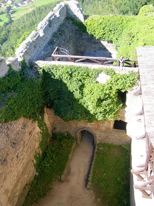 widok na ruiny domu książęcego i dziedziniec zamku górnego