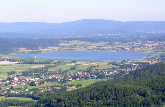 rozległa panorama Kotliny Jeleniogórskiej, jezioro Sosnówka, na pierwszym planie Podgórzyn, dalej Sosnówka, Bukowiec, Mysłakowice, na horyzoncie Rudawy Janowickie