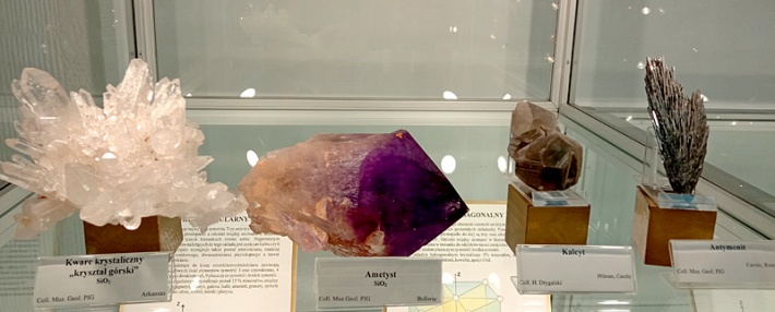 Muzeum PIG - kryształ górski, ametyst, kalcyt i antymonit