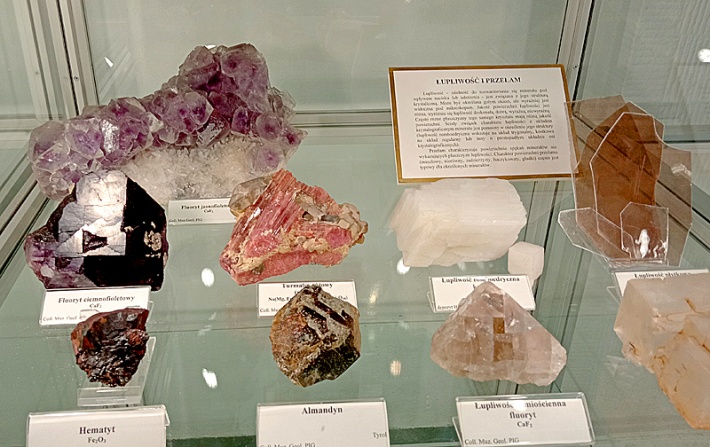 Muzeum PIG - fluoryt, hematyt, turmalin i almandyn