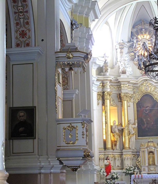 Sanktuarium Matki Bożej Łaskiej - ambona i część prezbiterium