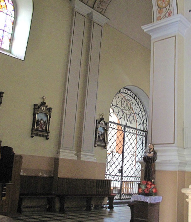 Sanktuarium Matki Bożej Łaskiej - północna nawa boczna i krata kaplicy św. Anny