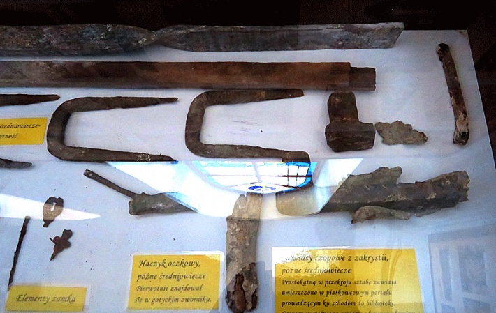 Kolegiata Wniebowzięcia NMP w Głogowie - metalowe detale wydobyte z ruin świątyni