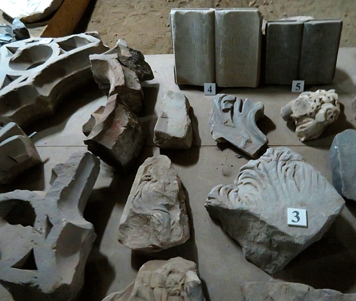 Kolegiata Wniebowzięcia NMP w Głogowie - kamienne detale architektoniczne wydobyte z ruin świątyni