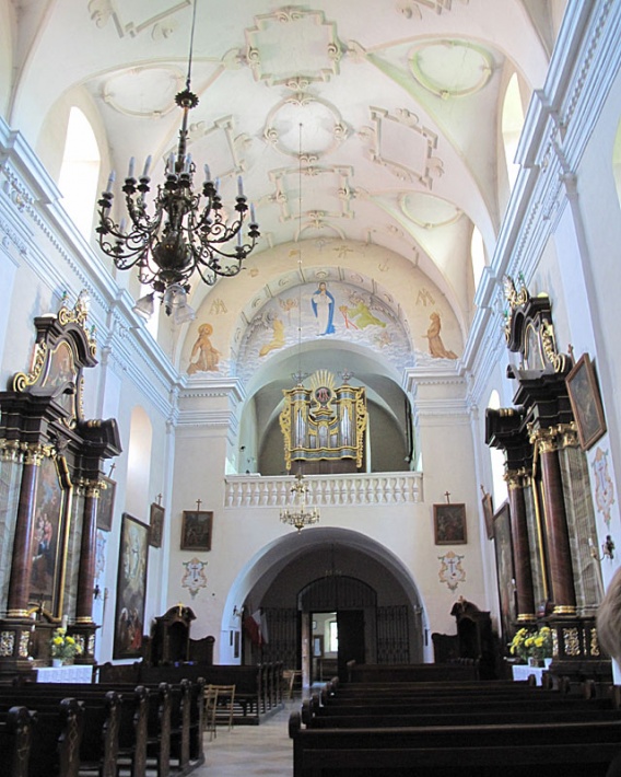 Sanktuarium Matki Bożej Mirowskiej w Pińczowie - nawa w kierunku zachodnim