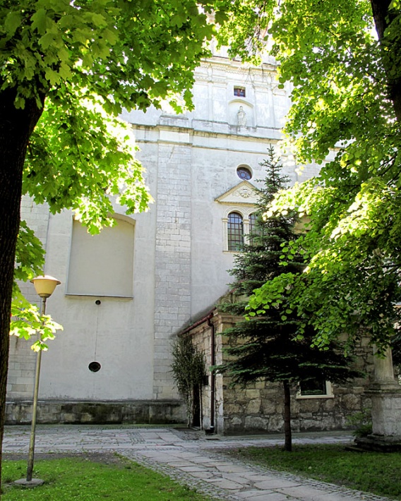 Sanktuarium Matki Bożej Mirowskiej w Pińczowie - fasada kościoła z kruchtą
