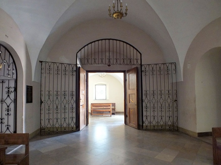 Sanktuarium MB Mirowskiej w Pińczowie - krata zamykająca świątynię