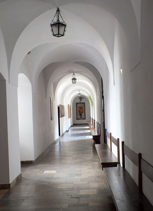 Sanktuarium MB Mirowskiej w Pińczowie - korytarz w klasztorze franciszkanów