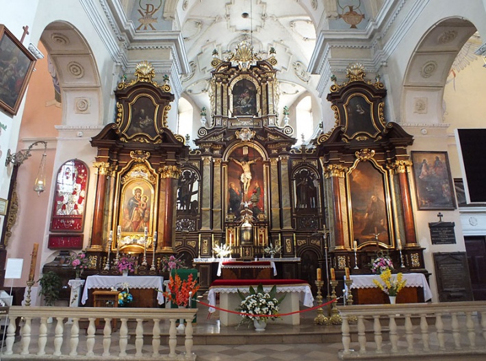 Sanktuarium MB Mirowskiej w Pińczowie - ołtarz główny w prezbiterium i ołtarze boczne przy tęczy